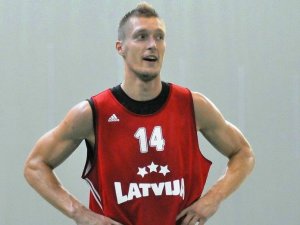 Siguldā viesosies basketbolists Kaspars Bērziņš