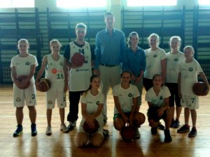 Kaspars Bērziņš dod padomus jaunajām basketbolistēm