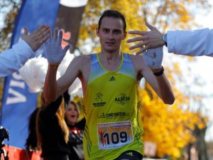 Siguldā, Zelta lapu pusmaratonā, uzvar Renārs Roze un Dace Lina