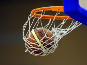 Latvijas čempionātā basketbolā veterāniem uzvar Siguldas komanda
