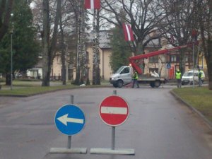 Siguldā uzstāda Ziemassvētku rotājumus, paredzēti satiksmes ierobežojumi