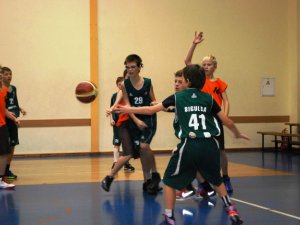 Sporta skolas basketbolisti cīnās ar mainīgām sekmēm 