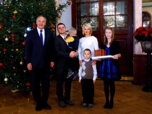 Ģimene no Siguldas ar Valsts prezidentu iededza Ziemassvētku egli pie Melngalvju nama