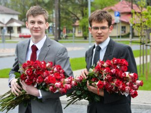 Jau otro gadu Maijas dienā Siguldas jaunieši dāvina rozes