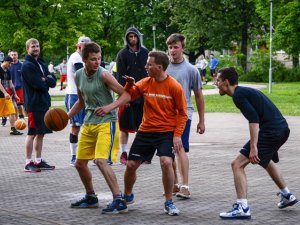 Piektdien Siguldā ielu basketbols un pauerliftings