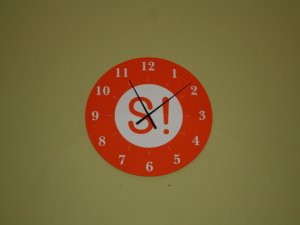 Dzelzceļa stacijas uzgaidāmajā telpā uzstādīts pulkstenis