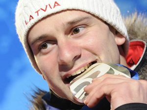 Martins Dukurs atzīts par Latvijas labāko sportistu; balva arī Jānim Strengam