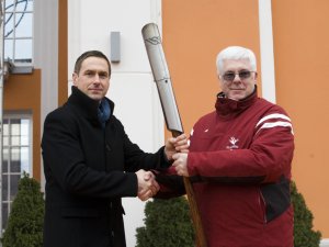 Siguldā iedegta Latvijas III Ziemas Olimpiādes lāpa 