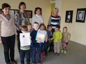 Bērni veic labos darbiņus Siguldas novada bibliotēkā