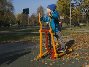 Pašvaldība pilnveido bērnu rotaļu laukumu Raiņa parkā; jaunu rotaļu laukumu atklās Krimuldā