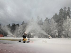 Sporta un aktīvās atpūtas centrā ir uzsākta sniega ražošana distanču slēpošanas trasei