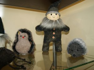 Siguldas novada bibliotēkā atklāta Ziemassvētku rokdarbu izstāde