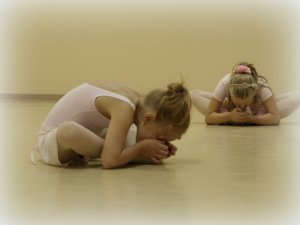 Baleta grupa uzņem mazos dejotājus
