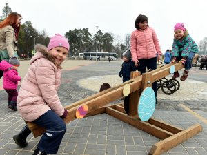 Siguldā atklāts pirmais šūpoļu festivāls „Latvija šūpojas Siguldā”