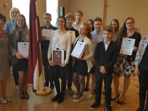 Siguldas skolēni tiek apbalvoti vēstures konkursā „Vēsture ap mums” 