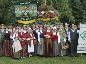 Siguldas folkloras kopa „Senleja” Turaidā izdziedās 35.dzimšanas dienu