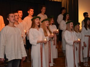 Siguldas Valsts ģimnāzijas vidusskolēni ieskandina Patriotu nedēļu