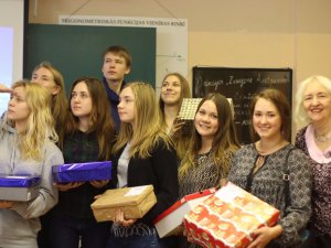 Siguldas Valsts ģimnāzijas skolēni gatavo dāvanas karadarbībā cietušiem bērniem
