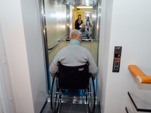 Siguldas poliklīnikā izveidots pasažieru lifts pacientu un jauno ģimeņu ērtībai