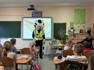 Valsts policija Siguldas 1.pamatskolā stāsta par satiksmes drošību