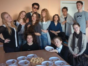 Ģimnāzijas skolēni ar radošām aktivitātēm apgūst franču valodu