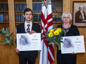 Valts Krūmiņš un Vaira Siliņa saņem Ministru kabineta diplomus