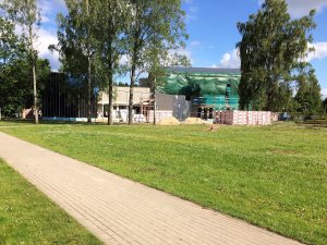 Uz laiku ierobežos gājēju plūsmu cauri parkam pie rekonstrukcijā esošā Siguldas novada Kultūras centra