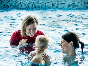 Sporta centrā pieejamas bezmaksas konsultācijas par zīdaiņu peldināšanu