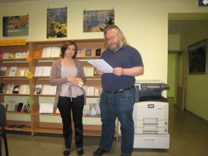 Ģimnāzisti bauda dzeju Siguldas novada bibliotēkā