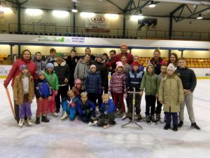 Mores pamatskolas skolēni apmeklē Jelgavas ledus sporta skolu