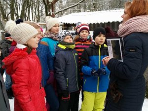 Siguldas pilsētas vidusskolas audzēkņi ziedo dzīvnieku patversmei „Ulubele”
