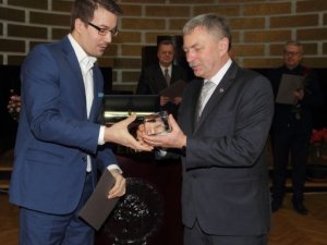 Siguldas Valsts ģimnāzija saņem Latvijas Universitātes Gada balvu