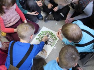 Bērnudārza „Ieviņa” audzēkņi apmeklē izstādi „Dzīvība kokā”