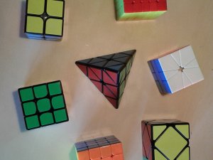 Siguldiešiem sasniegumi Rubika kubu ātrlikšanas sacensībās