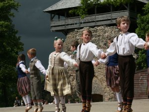 Skolēni izdejos Dziesmu un deju dienu Siguldas pilsdrupu estrādē