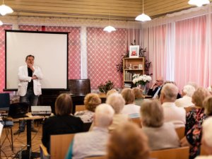 Pensionāru biedrībā „Sigulda” aizvadīta tikšanās ar urologu Juri Ploni