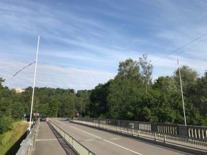 Uz tilta pār Gauju norauti trīs Latvijas valsts karogi