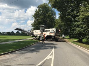 Uzsākti asfaltbetona seguma atjaunošanas darbi Lāčplēša, Pulkveža Brieža un Birztalu ielā
