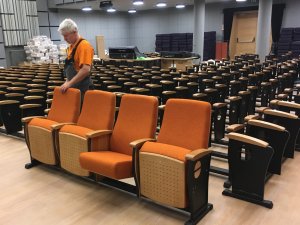 Uzsākta krēslu montāža Siguldas novada Kultūras centra zālēs