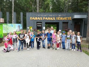 Siguldas pilsētas vidusskolas skolēni apmeklē Tērvetes dabas parku