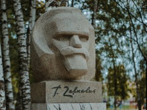 Atklāts Teodora Zaļkalna piemineklis pie kultūras centra „Siguldas devons”