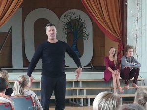 Siguldas pilsētas vidusskolas skolēni tiekas ar horeogrāfu Agri Daņiļeviču