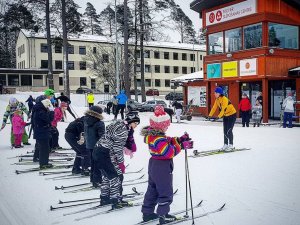 Bērniem un jauniešiem iespēja piedalīties bezmaksas slēpošanas nodarbībās