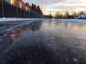 Uzsākta ledus liešana slidotavai pie Siguldas Sporta centra