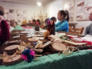 Allažu pamatskolas skolēni apmeklē Turaidas muzejrezervāta nodarbības
