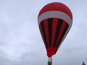 Mores pamatskolā viesojas gaisa balonu piloti