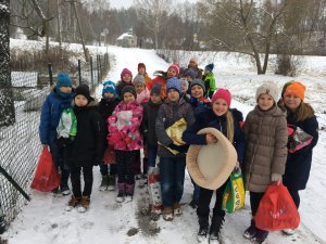 Siguldas pilsētas vidusskolas skolēni apciemo dzīvnieku patversmes iemītniekus