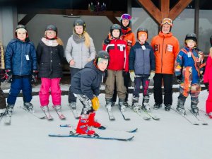 Mores pamatskolas skolēni apgūst iemaņas kalnu slēpošanā