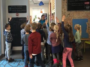 Laurenču sākumskolas skolēni apmeklē zinātkāres centru „Zinoo”