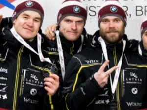 Latvijas bobslejisti izcīna sudraba medaļas pasaules čempionātā
